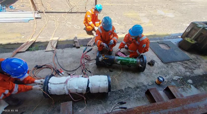 Dokumentasi tim CGN saat bekerja pada komponen pipa
